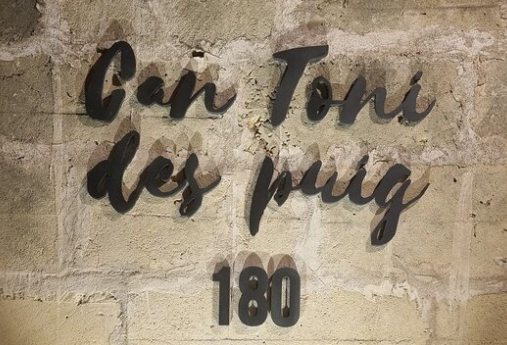 Un cartel en una pared que dice ¿Puede Toni des Puig 180?
