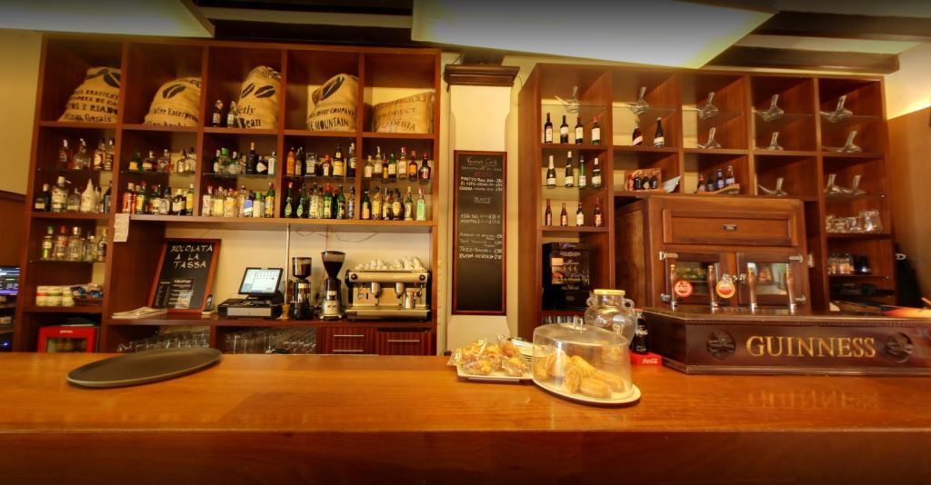 Un bar con un cartel de Guinness en el mostrador.